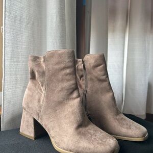 Elegant Tan Suede Ankle Boots
